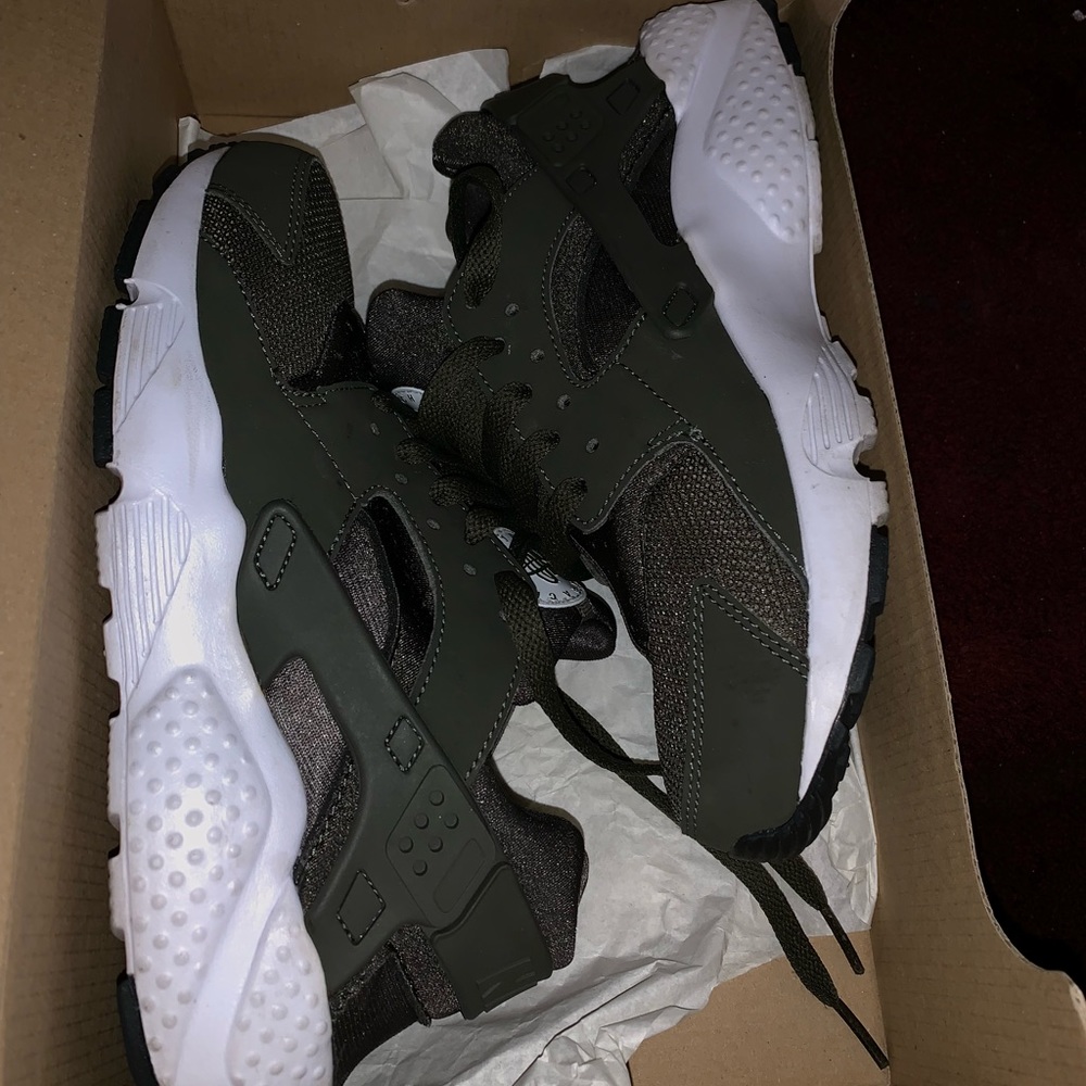 Green huaraches for sale ! Never been wore